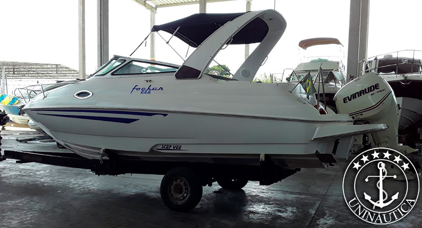 lancha a venda focker 255 fabricada pelo estaleiro FibraFort no ano de 2005 com motor Evinrude de 225HP barcos usados e seminovos